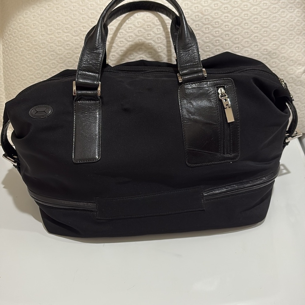 ⭐️HOBO INTERNATIONAL Black Overnight Bag—Zippered Bottom—Expandable—Great Cond!